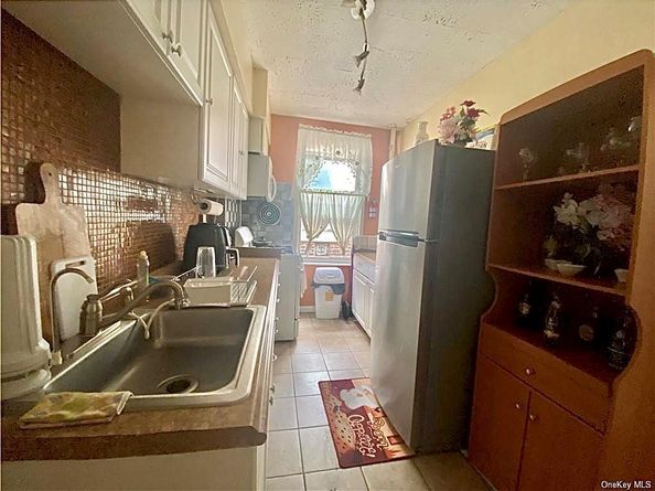 2884 Saint Theresa Avenue, Bronx NY 10461
