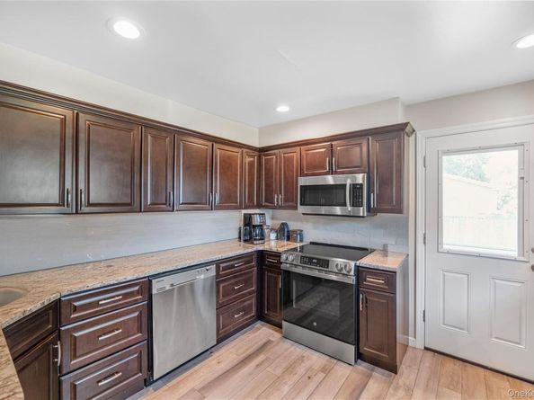 360 Locust Avenue, Oakdale NY 11769