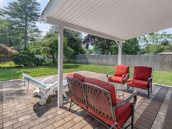 360 Locust Avenue, Oakdale NY 11769
