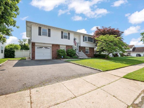 34 Dennis Lane, Bethpage NY 11714