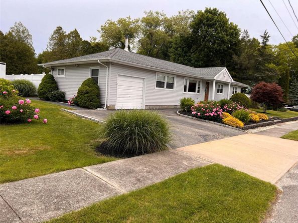 2 Merritt Lane, Center Moriches NY 11934
