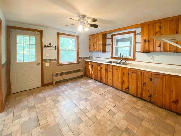 6 Oak Dr, Oxford MA 01540