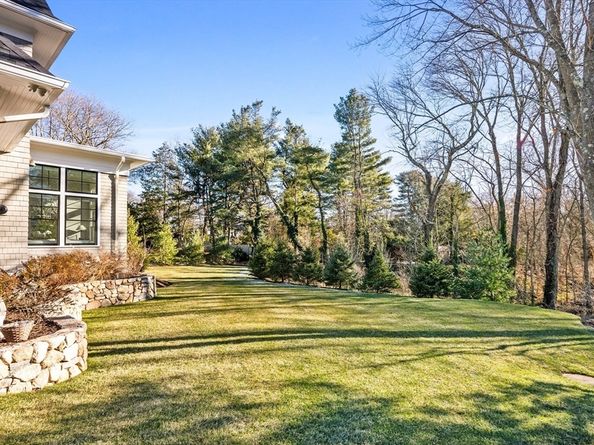 36 Oakridge Rd, Wellesley MA 02481