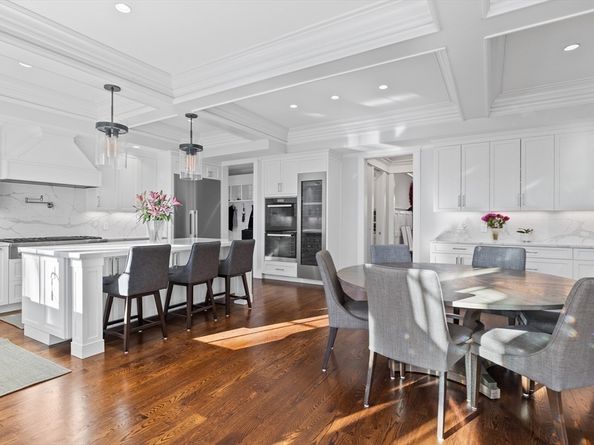 36 Oakridge Rd, Wellesley MA 02481