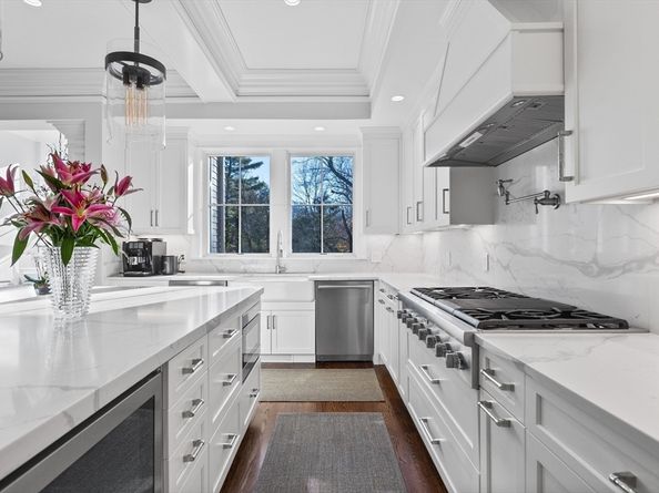 36 Oakridge Rd, Wellesley MA 02481