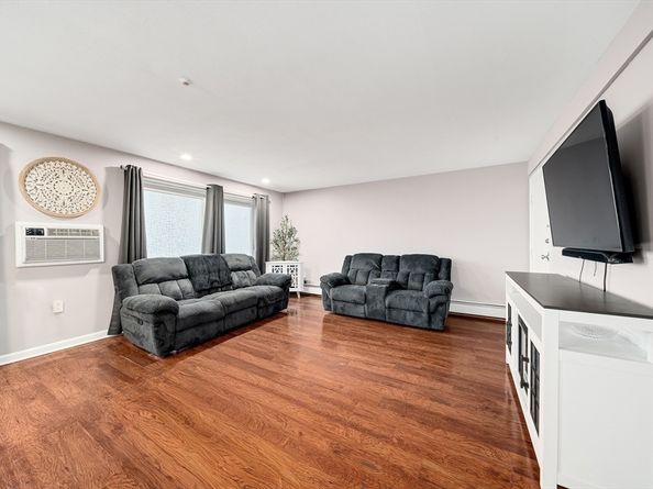 75 Edgelawn Ave 1, North Andover MA 01845