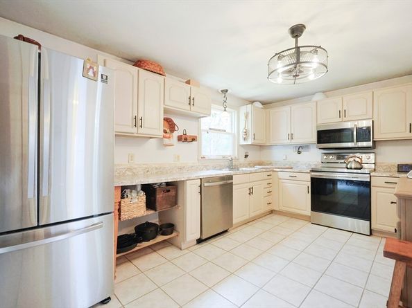 75 Lake St, Uxbridge MA 01569