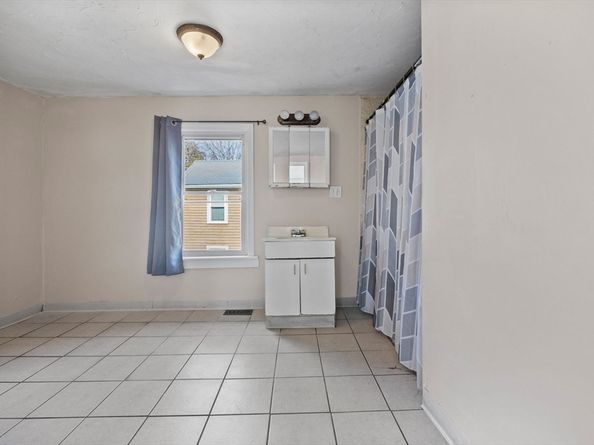 33 Chestnut St, Milford MA 01757