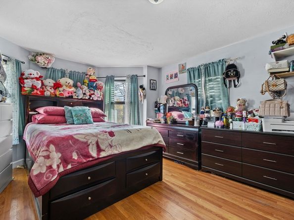 33 Chestnut St, Milford MA 01757