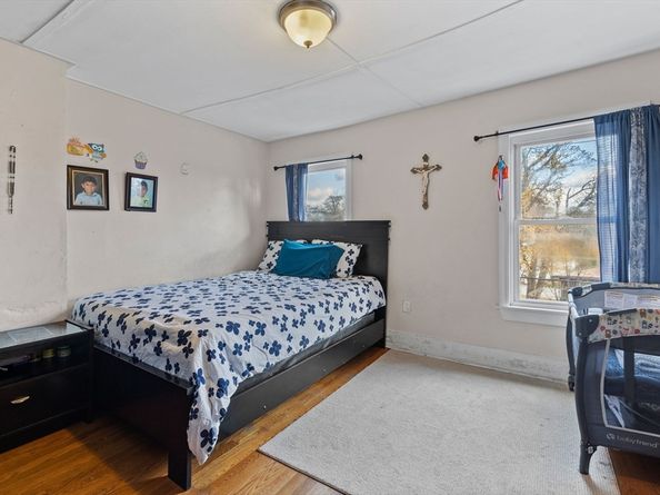 33 Chestnut St, Milford MA 01757