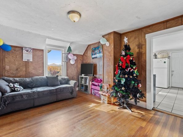 33 Chestnut St, Milford MA 01757