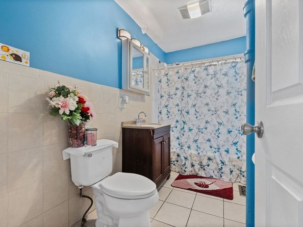 33 Chestnut St, Milford MA 01757