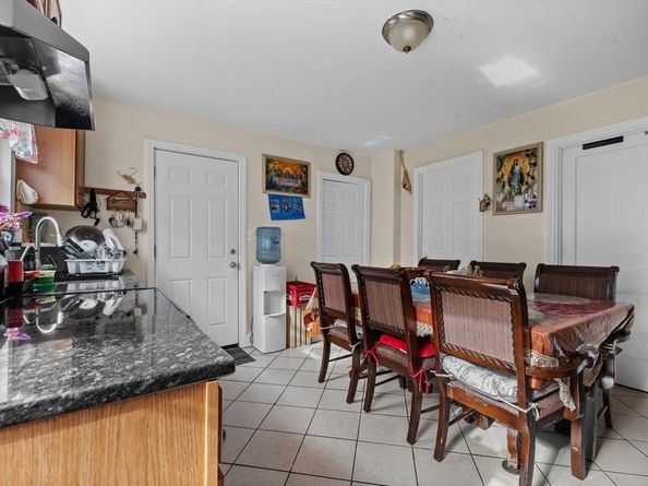 33 Chestnut St, Milford MA 01757