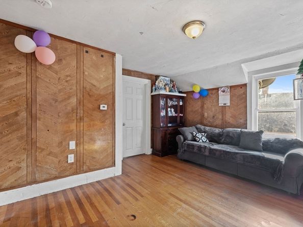 33 Chestnut St, Milford MA 01757