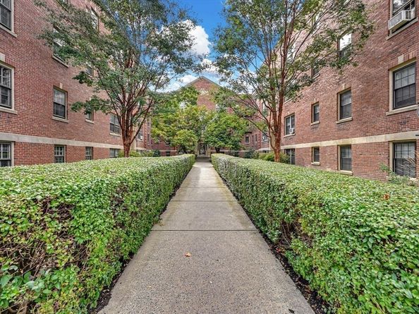 58 Elm St 11, Worcester MA 01609