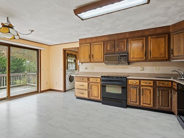 8 Hunter Circle, Shrewsbury MA 01545