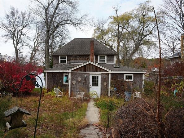 27 Taft Ave, Mendon MA 01756
