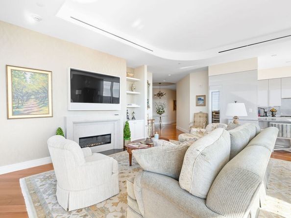 1 Dalton St 3205, Boston MA 02115