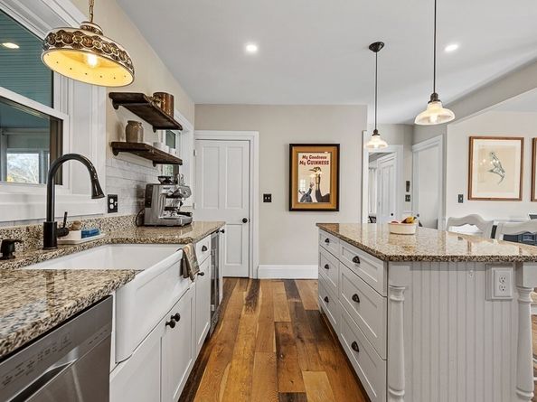 13 Blackstone St, Mendon MA 01756