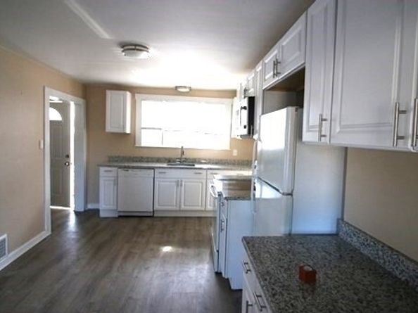 95 Laurel St, Leominster MA 01453