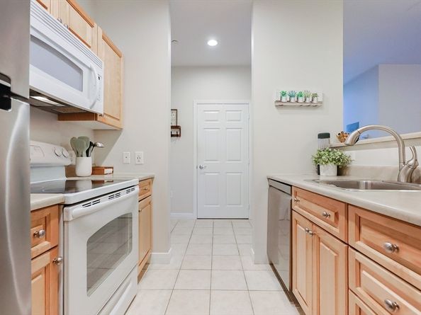 8 Walnut St 209, Peabody MA 01960