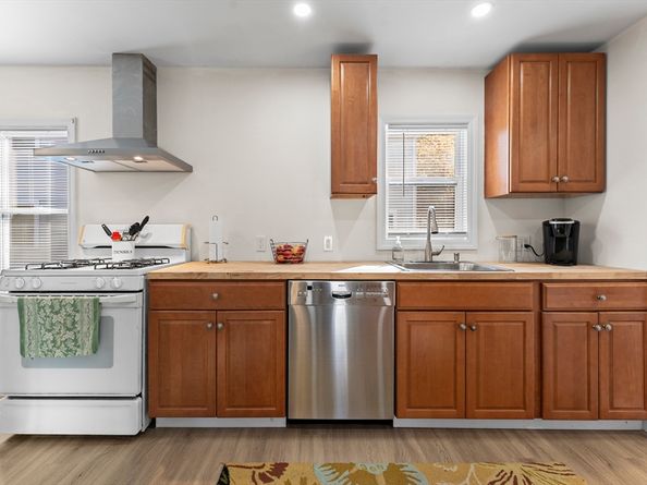 1011 Webster St, Needham MA 02492