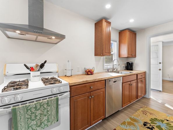 1011 Webster St, Needham MA 02492