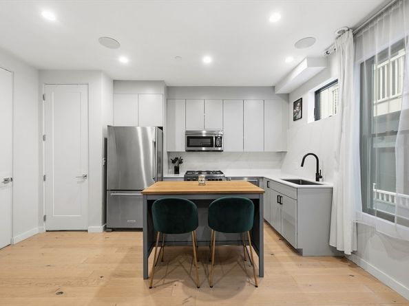 340 W 2nd St 5A, Boston MA 02127