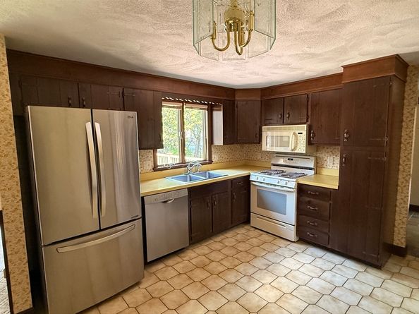 48 Tolland Rd, North Andover MA 01845