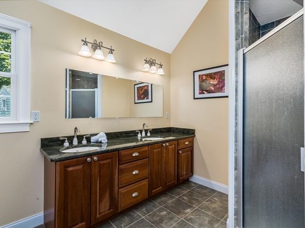 63 Uxbridge Rd, Sutton MA 01590