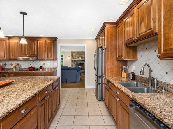 63 Uxbridge Rd, Sutton MA 01590