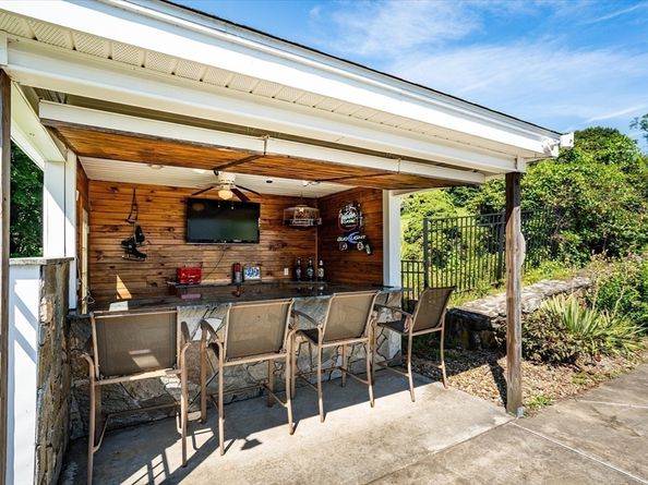 63 Uxbridge Rd, Sutton MA 01590