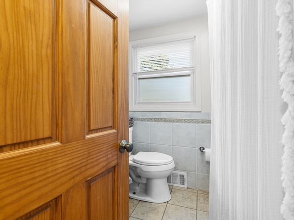 83 W Grove St, Middleboro MA 02346