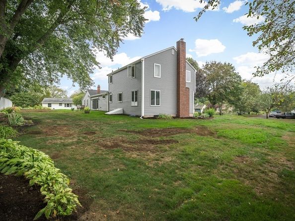 60 Lakemans Ln, Ipswich MA 01938