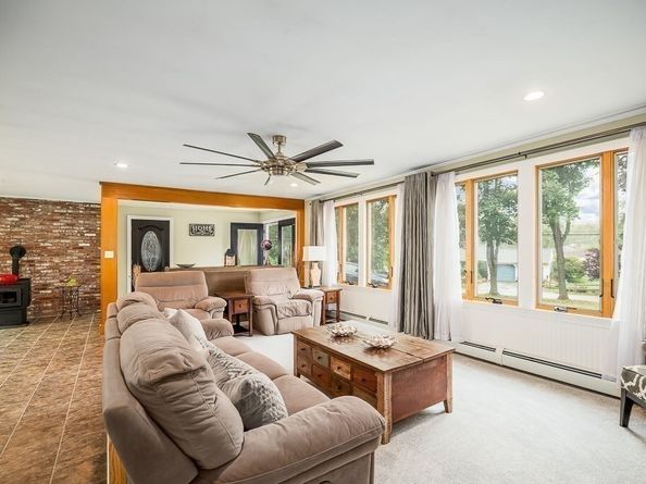 60 Lakemans Ln, Ipswich MA 01938