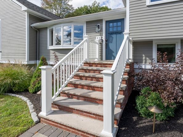 11 Crowley Rd, Burlington MA 01803