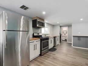 8 10th Ave, Halifax MA 02338