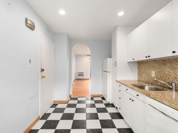 21 Westgate Rd 6, Boston MA 02132