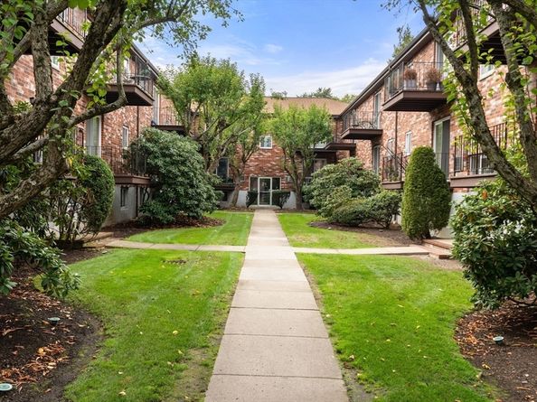21 Westgate Rd 6, Boston MA 02132