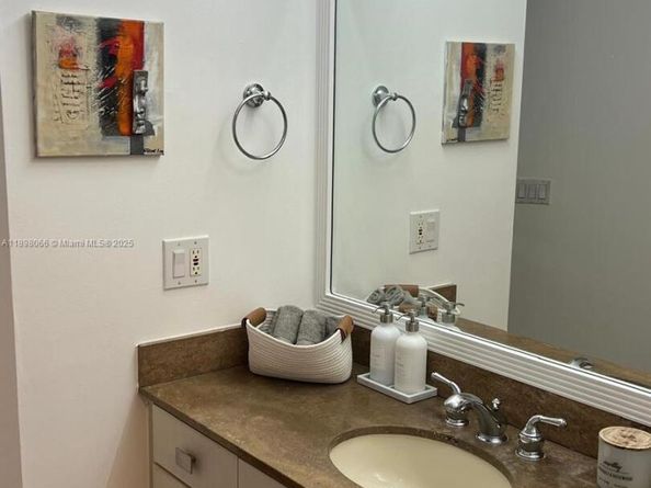 1581 Brickell Ave 2005, Miami FL 33129