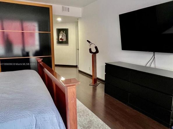 1581 Brickell Ave 2005, Miami FL 33129