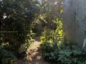 1000 NW N River Dr 20, Miami FL 33136