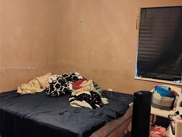 2324 NW 35th St, Miami FL 33142