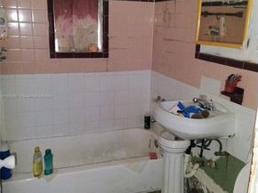 2324 NW 35th St, Miami FL 33142