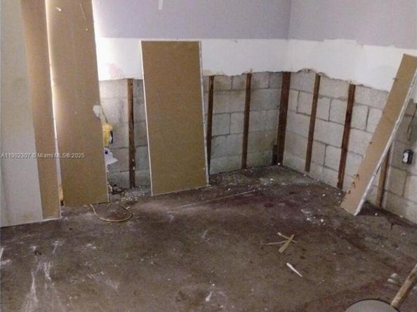 2324 NW 35th St, Miami FL 33142