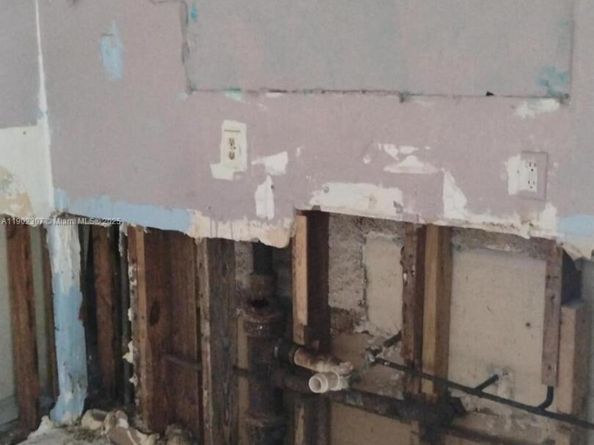 2324 NW 35th St, Miami FL 33142