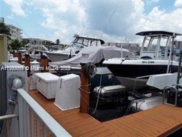 100 W Golden Isles Dr 811, Hallandale Beach FL 33009