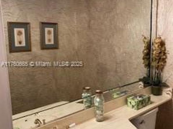100 W Golden Isles Dr 811, Hallandale Beach FL 33009