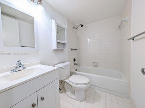 850 SW 133rd Ter 202B, Pembroke Pines FL 33027