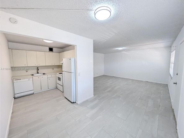 850 SW 133rd Ter 202B, Pembroke Pines FL 33027